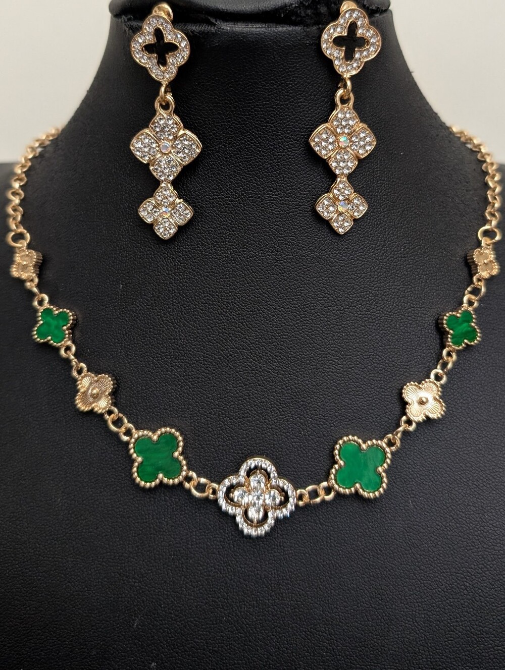 #48.Gorgeous Alhambra Necklace In Emerald Green With Glass Emerald Earrings